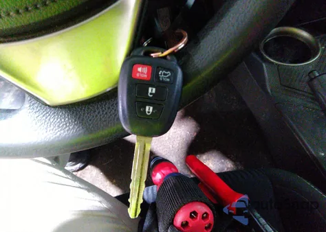 2015 Toyota Rav4 Xle z USA, uszkodzony, nr VIN 2T3WFREV8FW230746